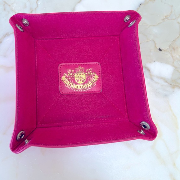 JUICY COUTURE HOT PINK LEATHER CONTAINER W/SNAPS GOOD CONDITION ๐ฉท๐ฉท - Picture 4 of 7